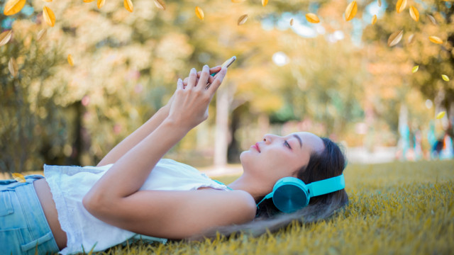 осень девушка в наушниках