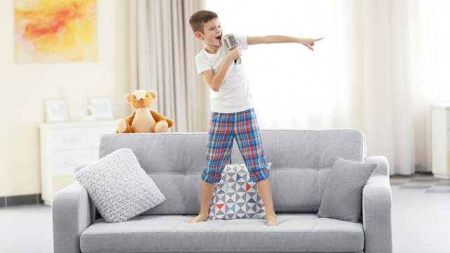 ребенок поет