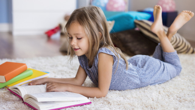 ребенок читает