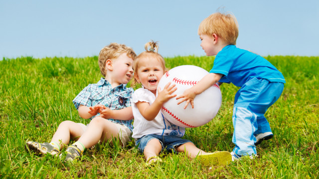 дети тодлеры и мяч