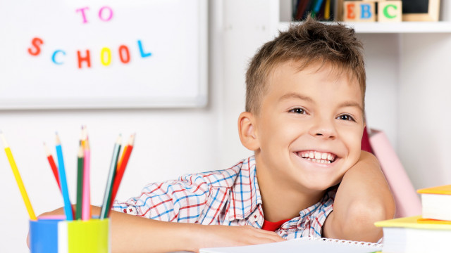 мальчик делает уроки