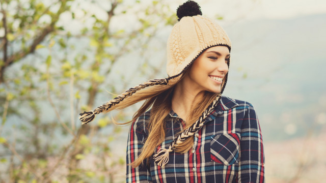 женщина счастлива осень