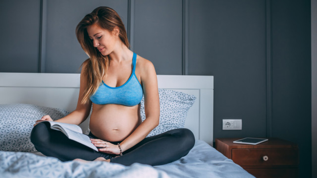 беременная читает