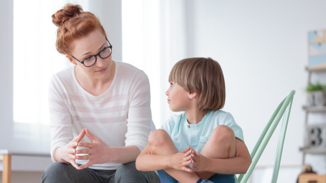 мама говорит с сыном