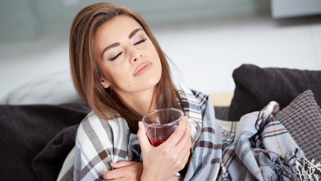 Жінка п'є чай