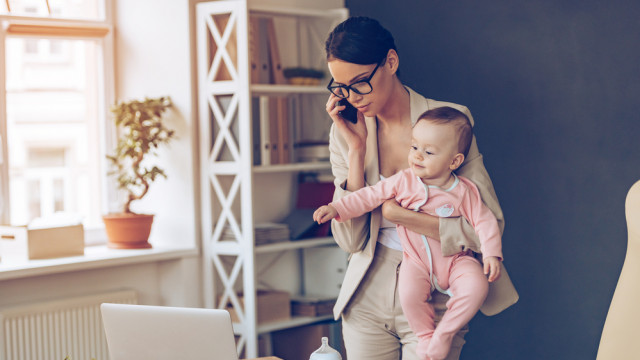 мама с ребенком работает