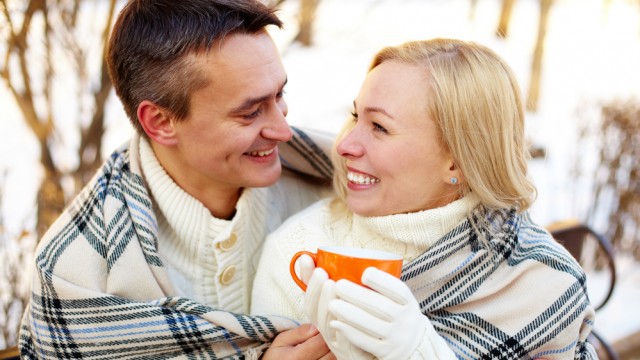 Пара пьет чай