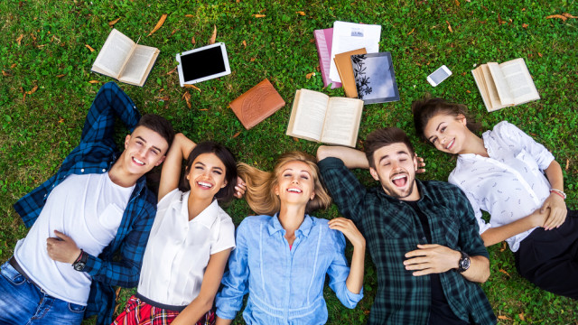 студенты подростки