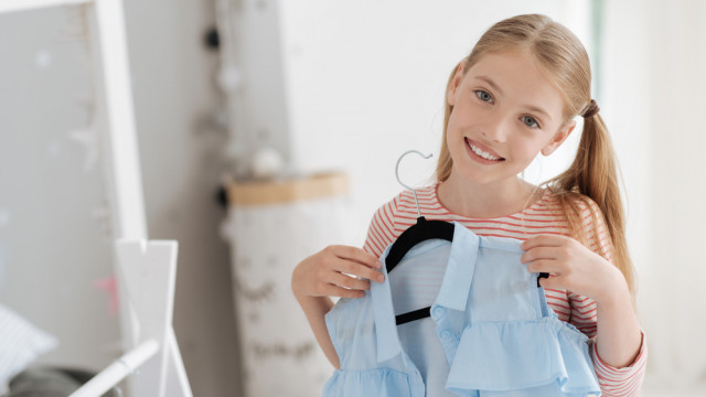 девочка одевается