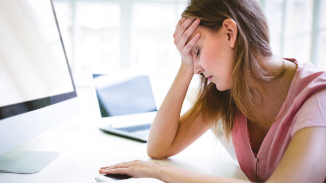 девушка устала на работе