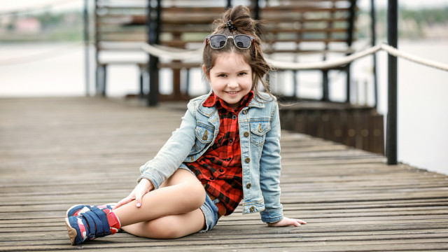 девочка улыбается