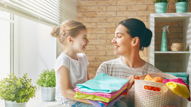 мама і донька прибирають
