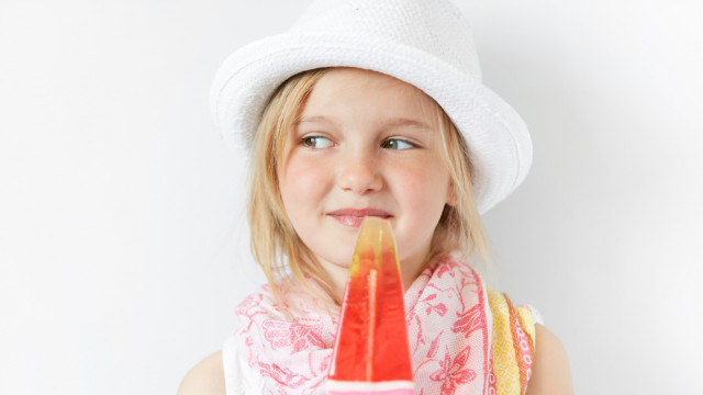 девочка в шляпе с мороженым хитрая