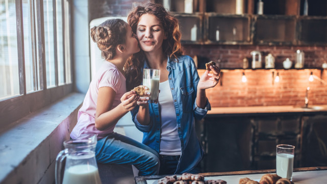 мама с дочкой на кухе