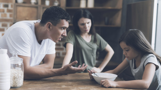 папа ругает дочку