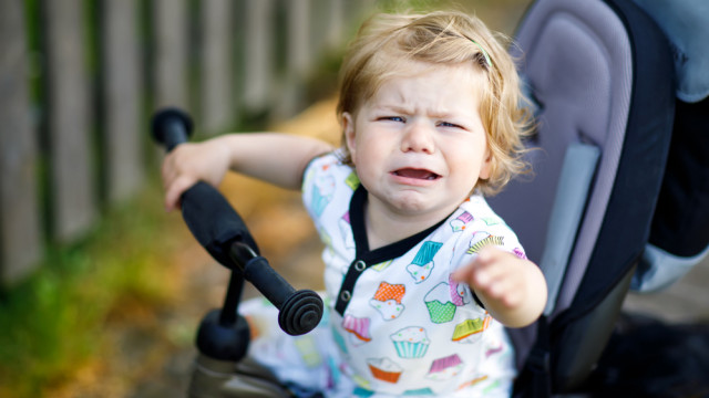 ребенок плачет грустный кризис