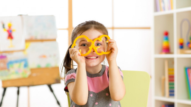 девочка играет с перцем