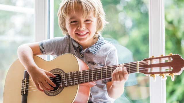 мальчик с гитарой