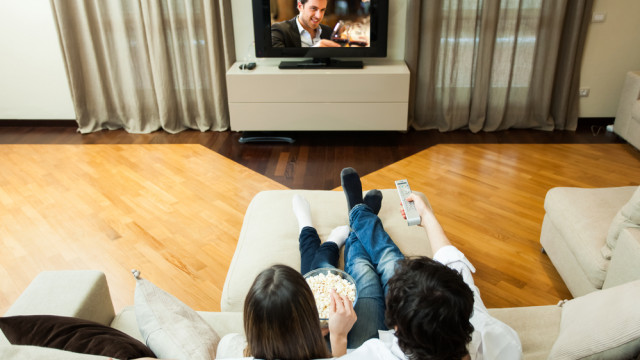 пара смотрит фильм