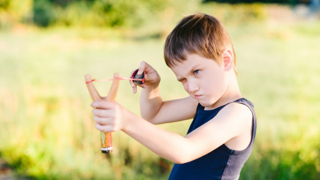 мальчик с рогаткой