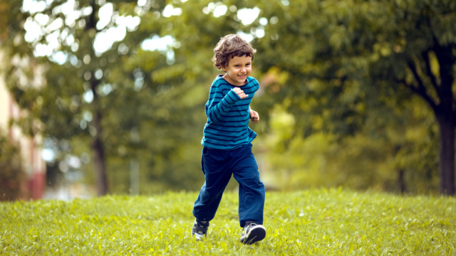 мальчик бежит