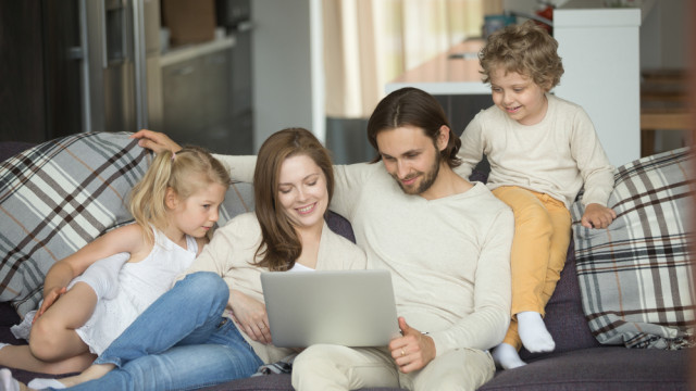 семья с ноутбуком