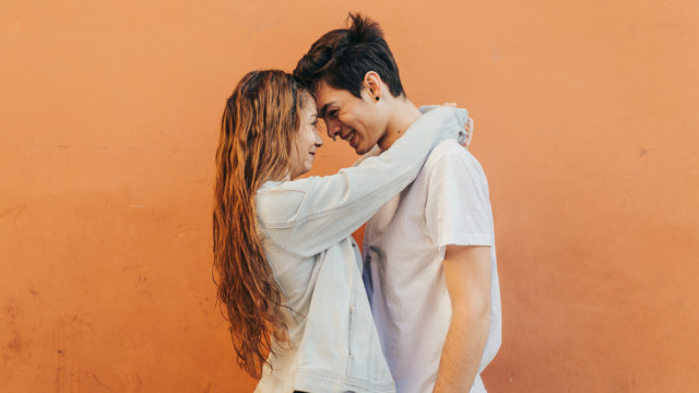 подростки обнимаются