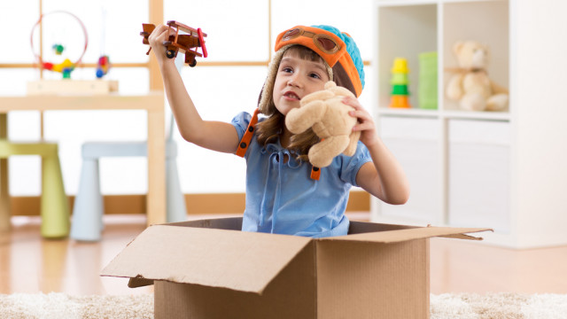 ребенок играет