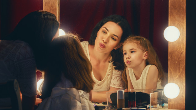 мама с дочкой зеркало