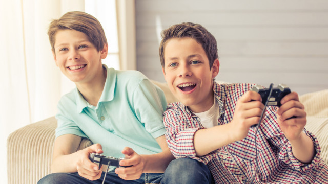 мальчики играют