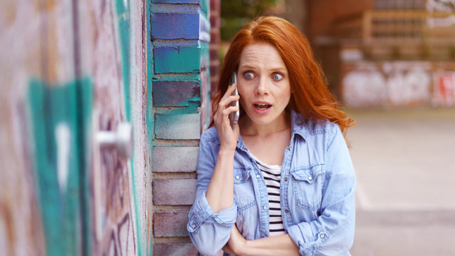 женщина расстроена