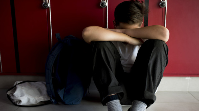 мальчик буллинг расстроен