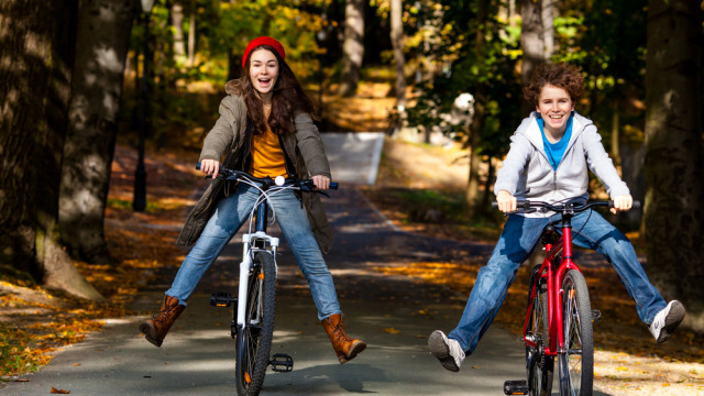 подростки на велосипедах