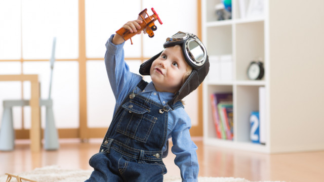 мальчик играет