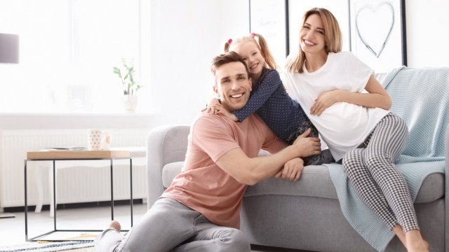 беременная с мужем  и дочкой