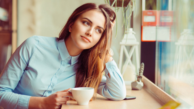 женщина думает