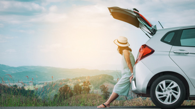 женщина на машине