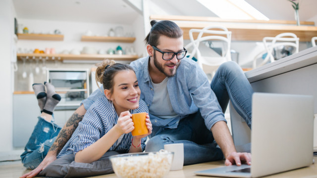 пара смотрит фильм на ноутбуке