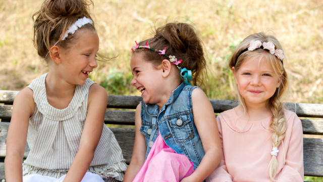 девочки смеются