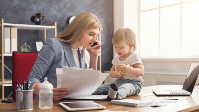 мама работает