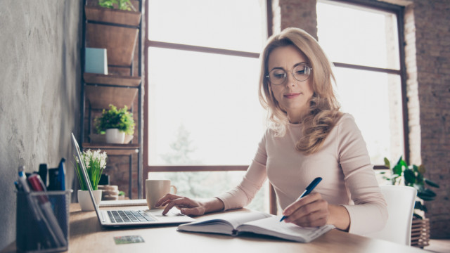 девушка работает планирует