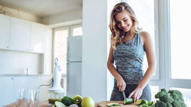 женщина ест