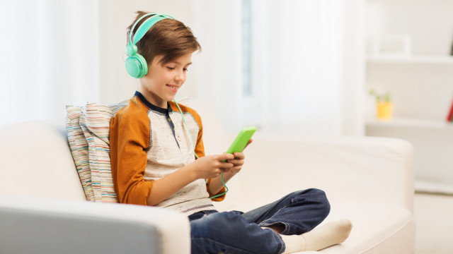 мальчик играет в тед