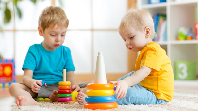 дети играют с пирамидкой