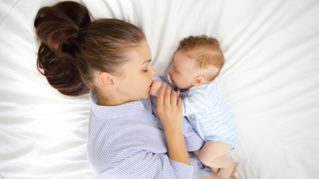 мама спит с новорожденным