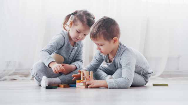 дети играют