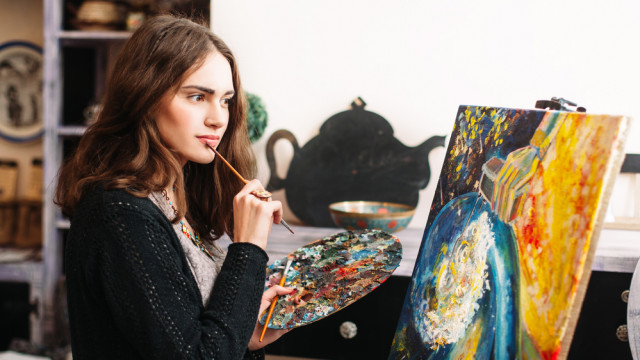 девушка рисует