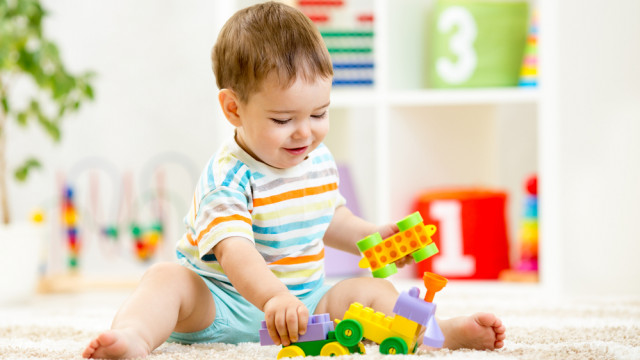 оебенок играет с лего