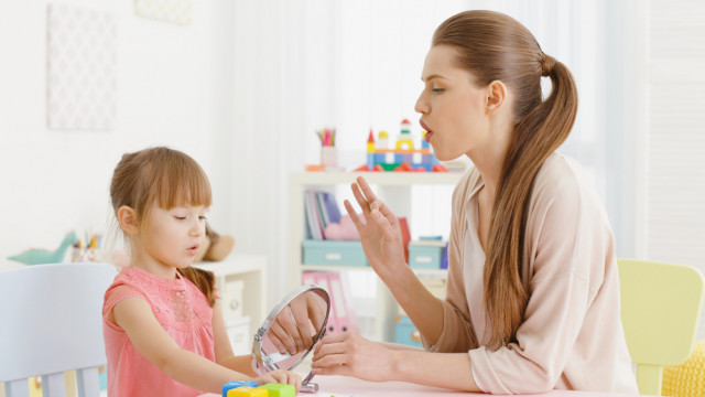 ребенок с логопедом