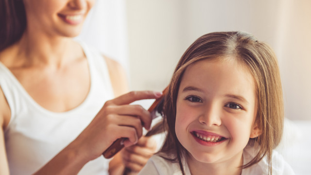 мама рассчесывает девочку